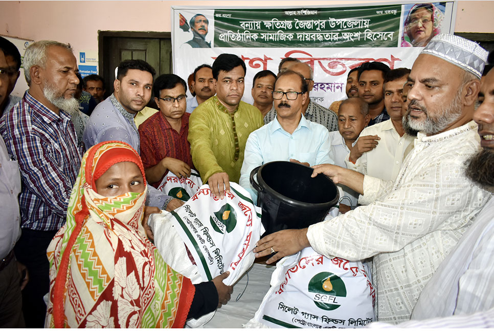 বন্যার্তদের খাবার দিল সিলেট গ্যাস ফিল্ডস লিমিটেড