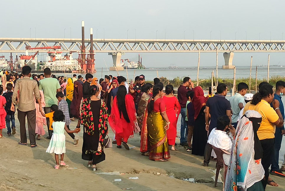 পদ্মা পাড়ে এখন উৎসবের আমেজ
