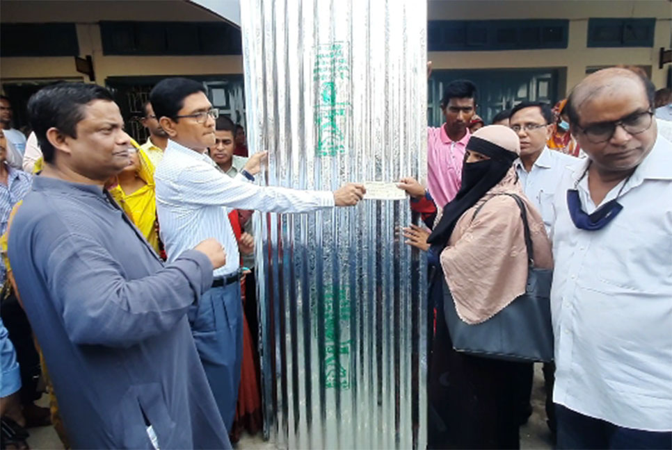 জয়পুরহাটে ঝড়-বৃষ্টিতে ক্ষতিগ্রস্ত পরিবারের মাঝে সহায়তা
