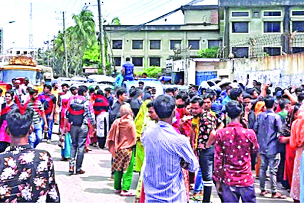 বকেয়া বেতনের দাবিতে শ্রমিকদের বিক্ষোভ চট্টগ্রামে