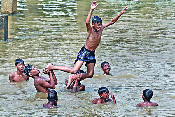 নাগরিক শিশুদের জলকেলি