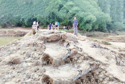 গ্রামবাসীর ‘স্বপ্ন’ কেড়ে নিয়ে গেল পাহাড়ি ঢল


