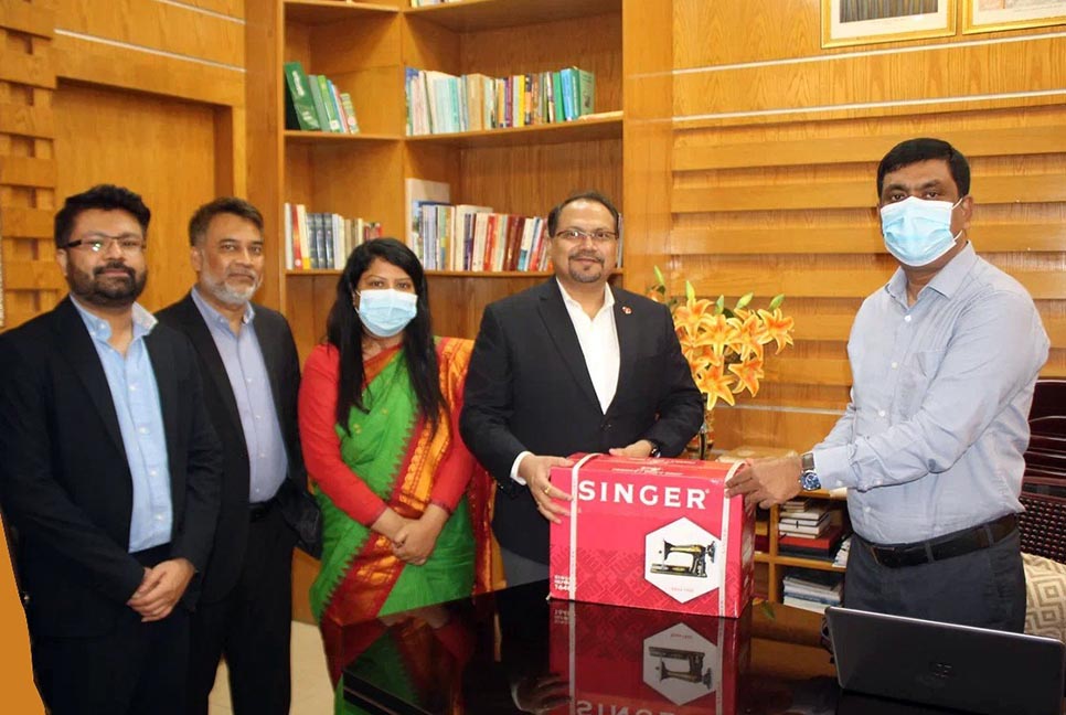 ৩০ নারীকে সেলাই মেশিন দিল কোকা-কোলা আইবিপিএল