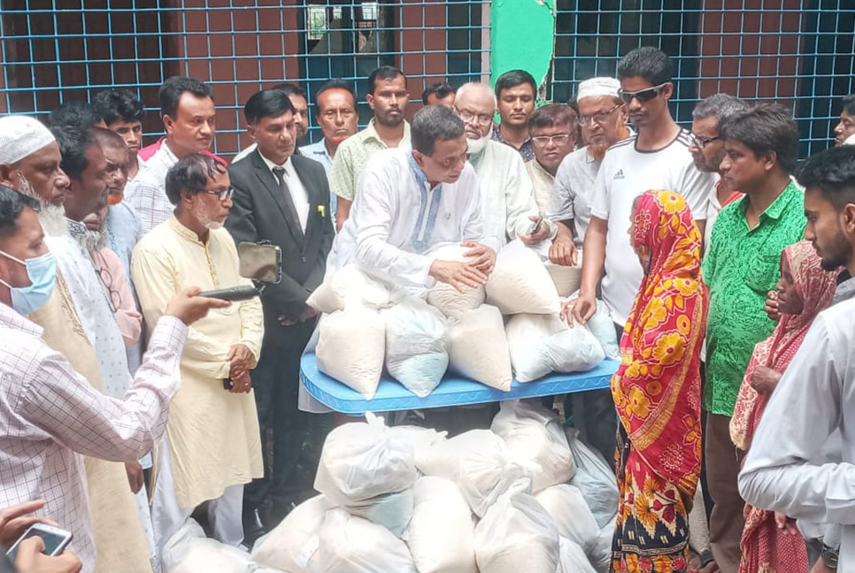সুনামগঞ্জে বন্যাদুর্গতদের পাশে আওয়ামী লীগ নেতা