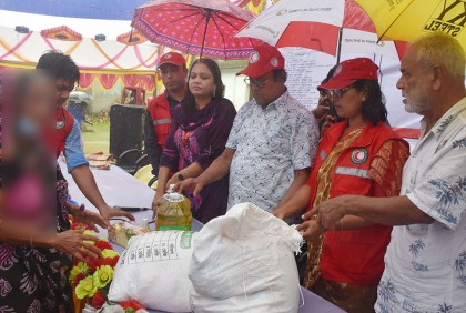 দৌলতদিয়া যৌনপল্লীতে রেড ক্রিসেন্ট সোসাইটির খাদ্য বিতরণ