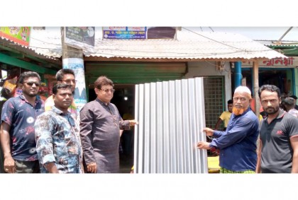 
কলাপাড়ায় যুবলীগ নেতার ঢেউটিন বিতরণ