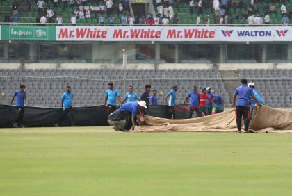 বৃষ্টির বাধা শেষে খেলা শুরু