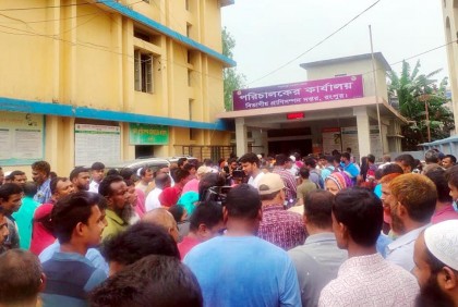 গো খাদ্যের দাম বাড়ায় রংপুরে প্রাণিসম্পদ অফিস ঘেরাও