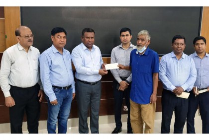 টাঙ্গাইলে শ্রমিক ও তাদের পরিবারের সদস্যদের মাঝে আর্থিক অনুদানের চেক বিতরণ