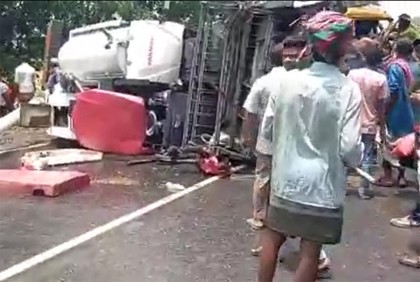 নাটোরে বাস-ট্রাক সংঘর্ষে ১ জন নিহত