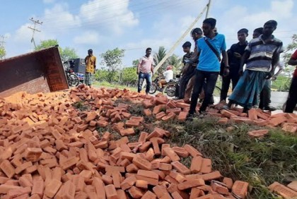 বাগেরহাটে ইট বোঝাই ট্রলির ধাক্কায় নিহত ৩