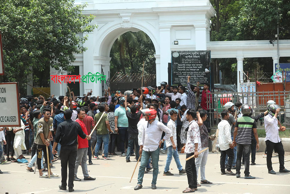 হাইকোর্টের সামনে ছাত্রলীগ ও ছাত্রদলের ধাওয়া-পাল্টা ধাওয়া