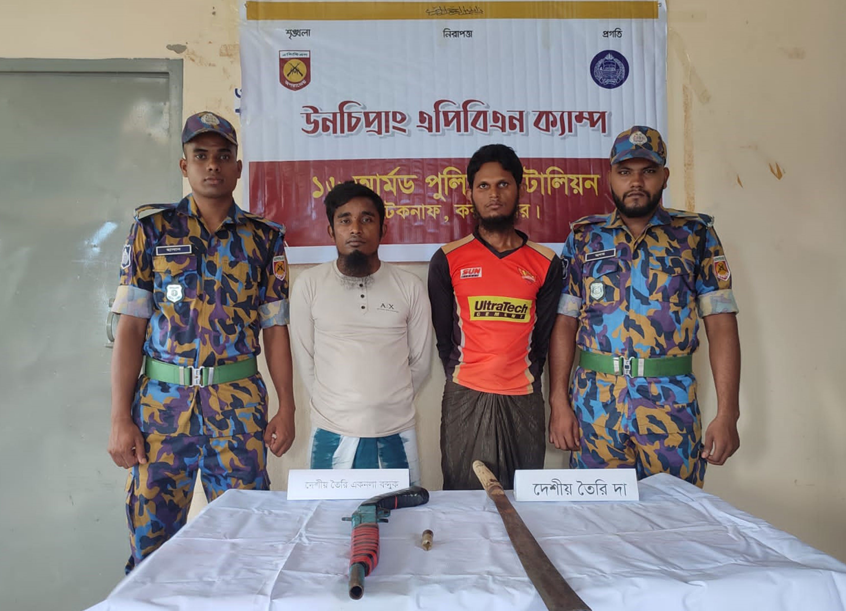 টেকনাফে রোহিঙ্গা ক্যাম্পে অভিযান, অস্ত্রসহ আটক ২