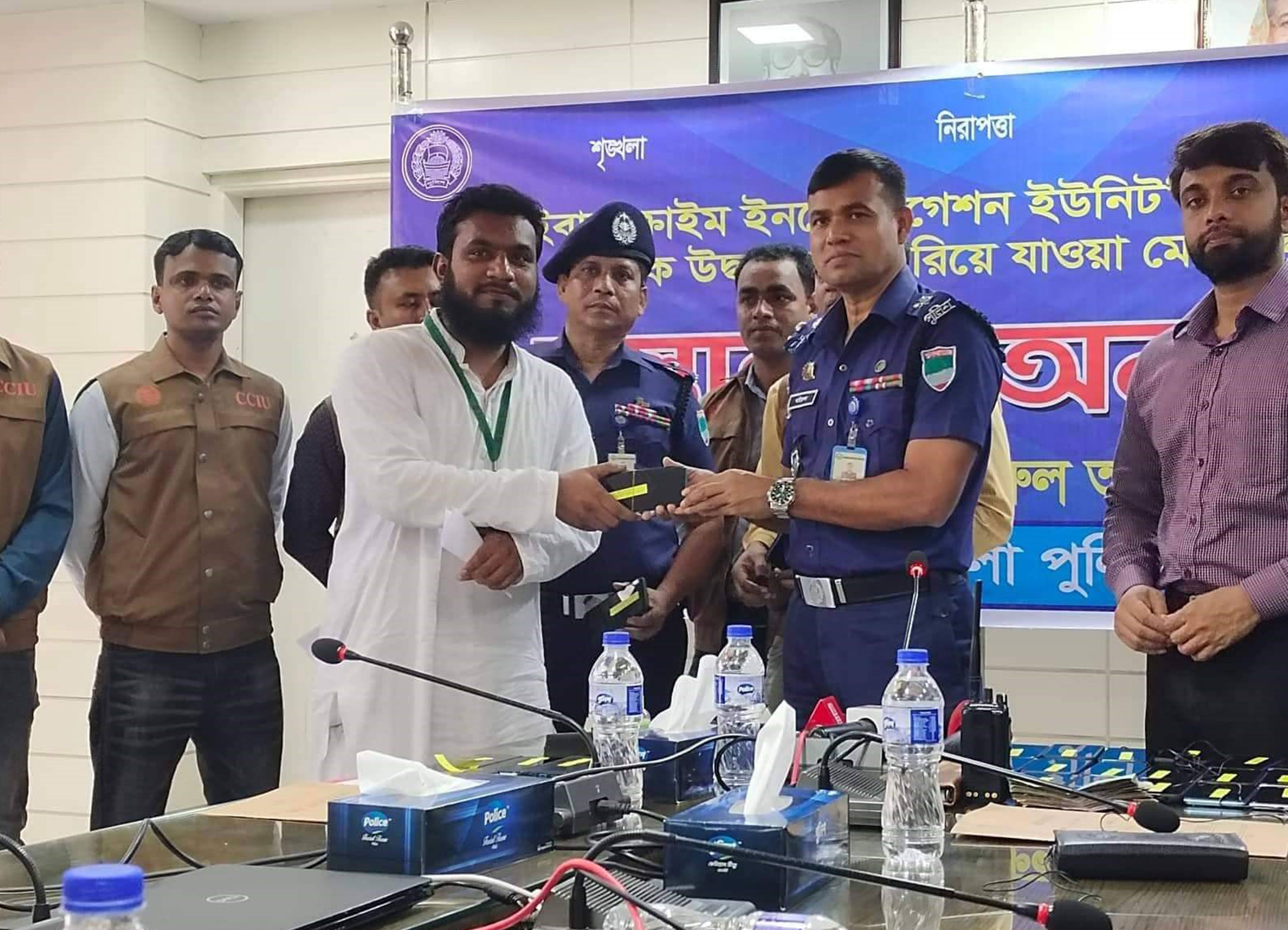 কুষ্টিয়ায় হারানো ৩৫ টি মোবাইল উদ্ধার করে দিয়েছে পুলিশ