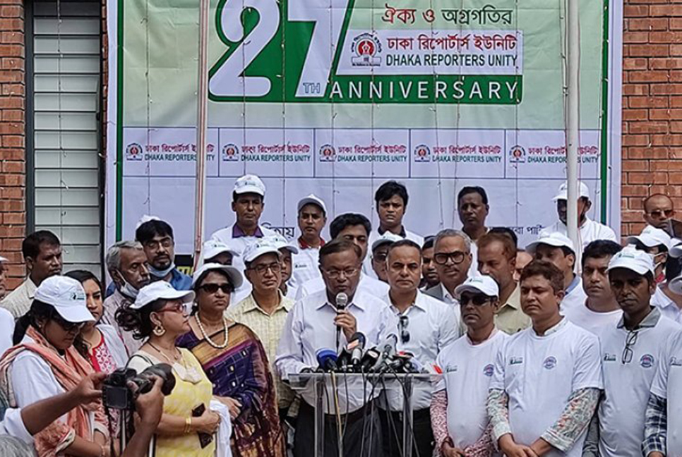 ফেসবুকে দেখলাম খালেদা-ফখরুল সাঁতরে পদ্মা পার হচ্ছেন : তথ্যমন্ত্রী 

