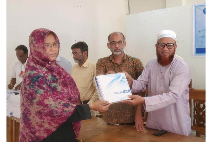 ভালুকায় প্রাথমিক স্কুলে তারবিহীন রাউটার বিতরণ 