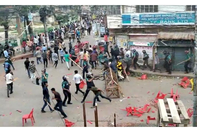 খুলনায় ছাত্রলীগ ও পুলিশের সাথে 
বিএনপির সংঘর্ষ
