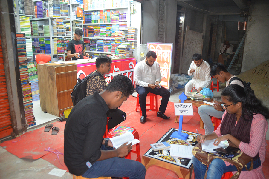 কুমিল্লা নগরীতে বই পড়লে চা ফ্রি