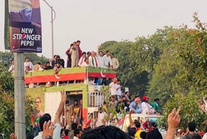 ইমরানের লংমার্চে বাধা ও গ্রেফতার না করার নির্দেশ পাকিস্তান সুপ্রিম কোর্টের