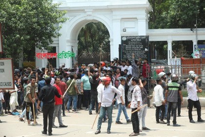 হাইকোর্টের সামনে ছাত্রলীগ ও ছাত্রদলের ধাওয়া-পাল্টা ধাওয়া