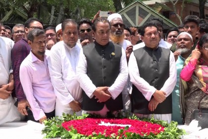 বঙ্গবন্ধুর সমাধিতে ফরিদপুর জেলা আওয়ামী লীগের শ্রদ্ধা