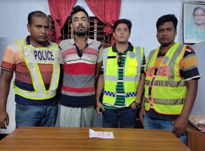 ইবির প্রধান ফটক থেকে ইয়াবাসহ বহিরাগত গ্রেফতার