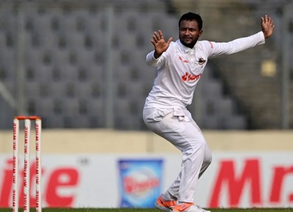 সাদা পোশাকেও রঙিন, তার হাতেই সুদিন
