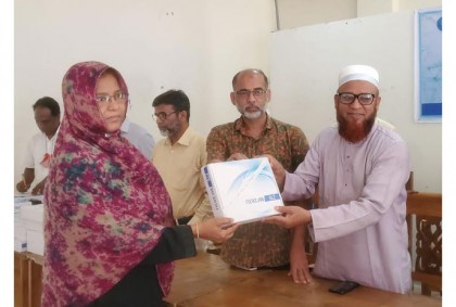 ভালুকায় প্রাথমিক স্কুলে তারবিহীন রাউটার বিতরণ 