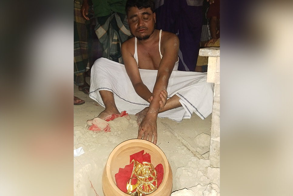 দুই লাখ টাকায় হাঁড়ি ভর্তি সোনা!