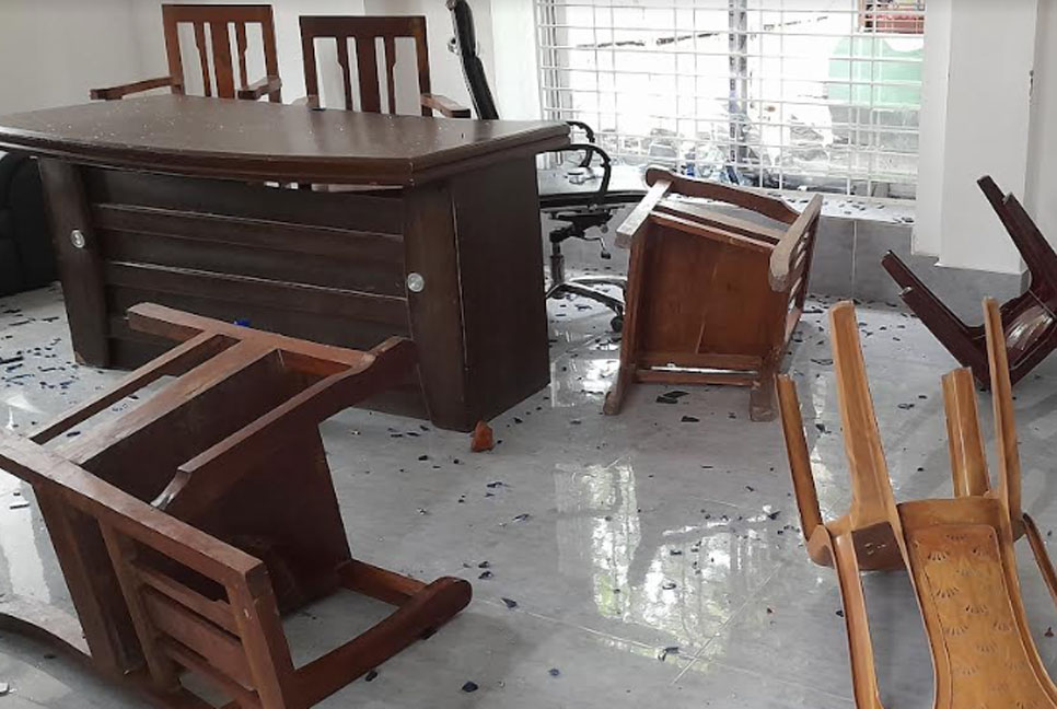 নড়াইল জেলা বিএনপির সহ-সভাপতি ও সম্পাদকের বাড়িতে হামলা