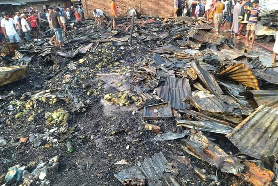 বাগেরহাটে আগুনে পুড়ে ছাই ২১ দোকান