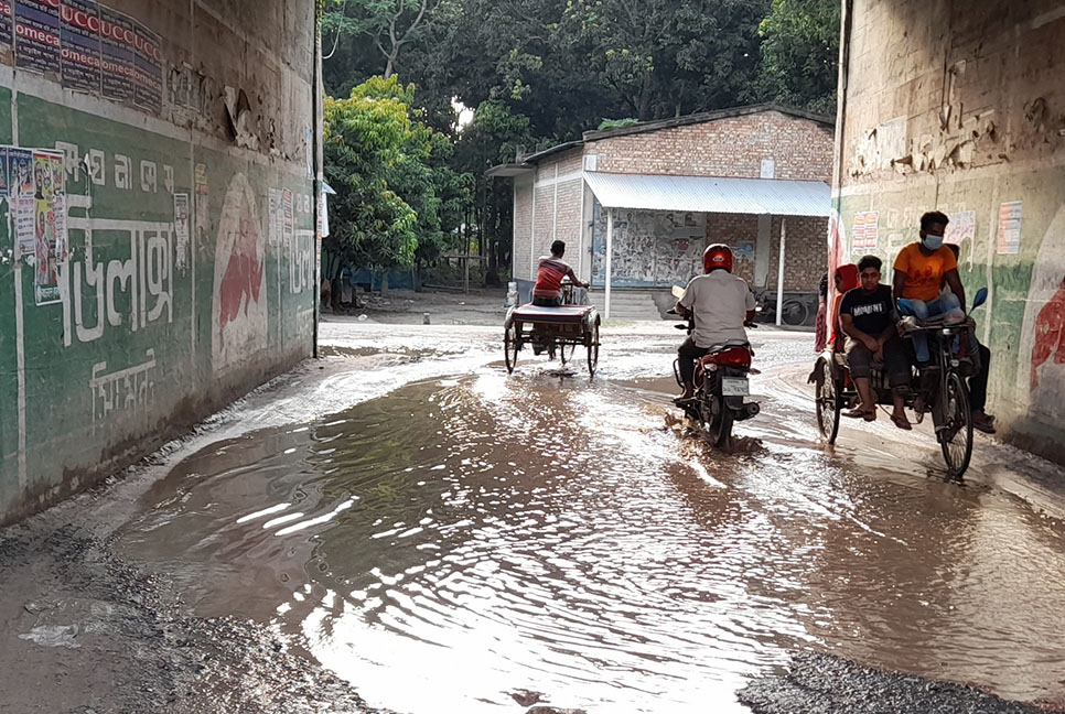 নড়াইল পৌর শহরের প্রবেশ পথ সামান্য বৃষ্টিতেই জলাবদ্ধ