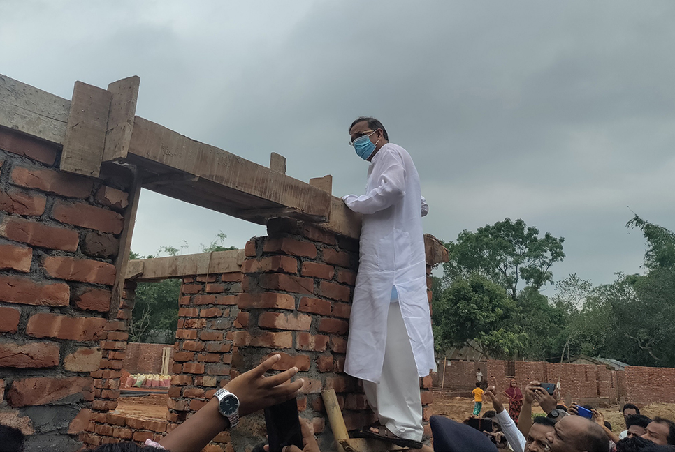 মই বেয়ে আশ্রয়ণ প্রকল্পের নির্মাণকাজ দেখলেন আইনমন্ত্রী