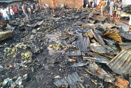 বাগেরহাটে আগুনে পুড়ে ছাই ২১ দোকান