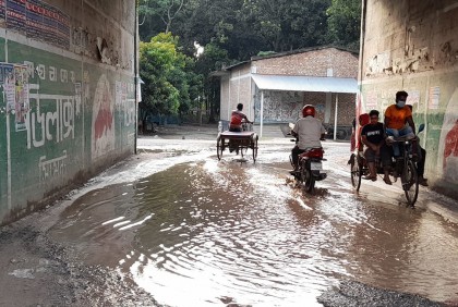 নড়াইল পৌর শহরের প্রবেশ পথ সামান্য বৃষ্টিতেই জলাবদ্ধ