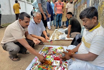 ফুটপাতে ঘোড়া-সিংহের হাট!