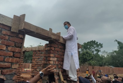 মই বেয়ে আশ্রয়ণ প্রকল্পের নির্মাণকাজ দেখলেন আইনমন্ত্রী