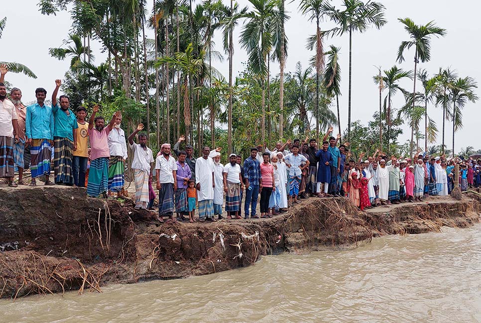 লক্ষ্মীপুরে বাঁধ নির্মাণের দাবিতে মানববন্ধন