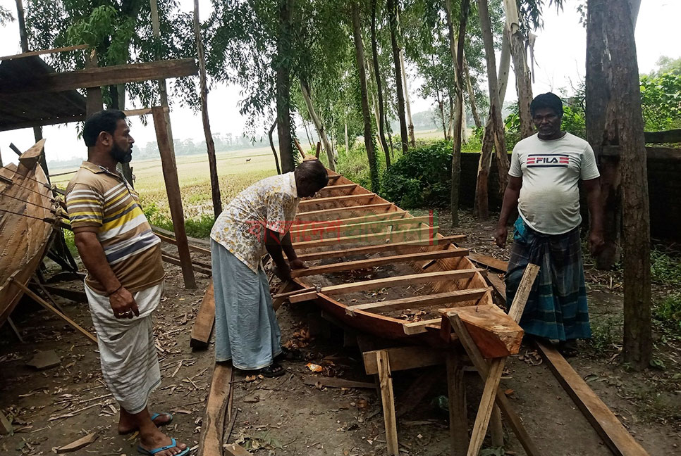 বর্ষাকাল সামনে রেখে নৌকা তৈরিতে ব্যস্ত কারিগররা