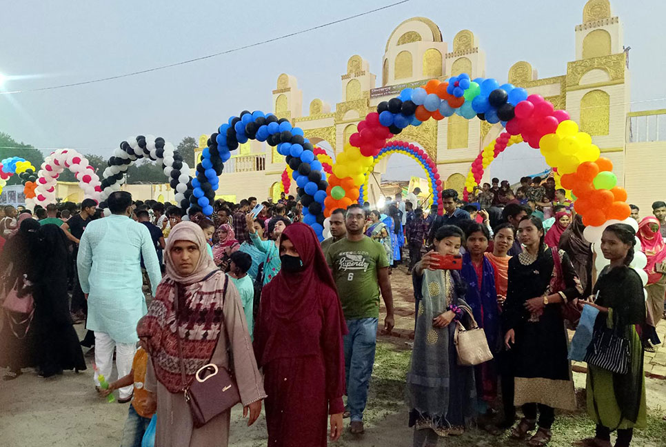দিনাজপুরে মাসব্যাপী বাণিজ্য মেলায় উপচে পড়া ভিড়