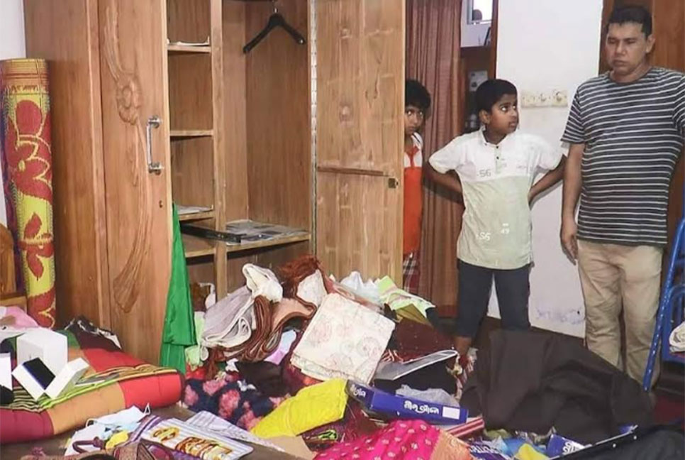 বাড়ির শিশুদের অস্ত্রের মুখে জিম্মি করে মাদারীপুরে ডাকাতি