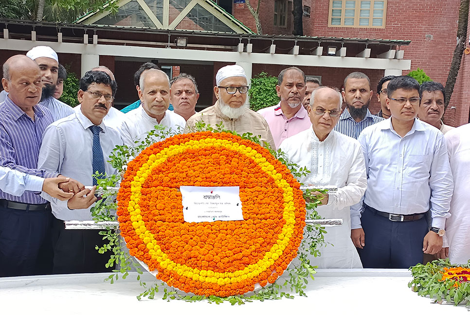 বঙ্গবন্ধুর সমাধিতে প্রেস কাউন্সিল চেয়ারম্যানের শ্রদ্ধা