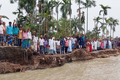লক্ষ্মীপুরে বাঁধ নির্মাণের দাবিতে মানববন্ধন