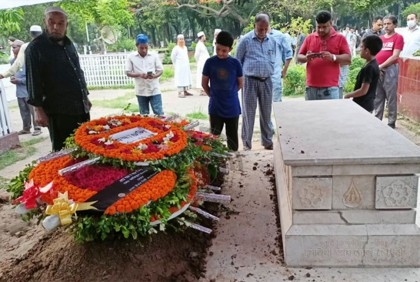 স্ত্রীর কবরের পাশে চিরনিদ্রায় শায়িত গাফফার চৌধুরী