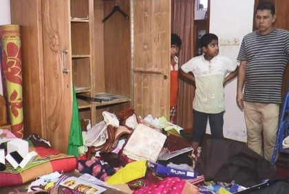 বাড়ির শিশুদের অস্ত্রের মুখে জিম্মি করে মাদারীপুরে ডাকাতি