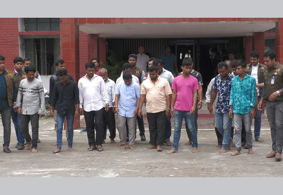 সেই মোবাইল ও টাকাসহ আটক ১৬
