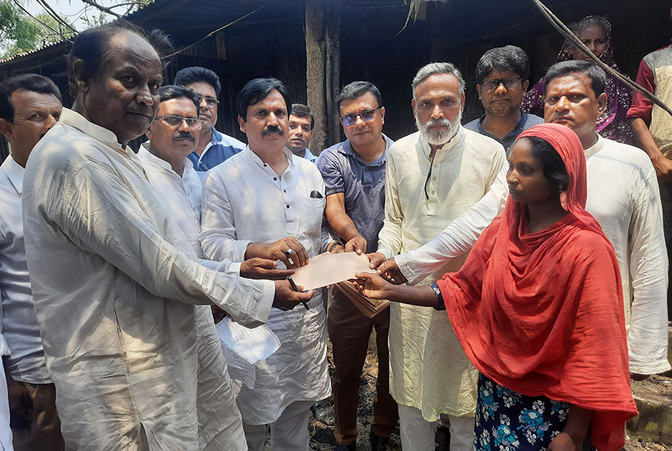 জয়পুরহাটে আগুনে ক্ষতিগ্রস্ত পরিবারকে সহায়তা