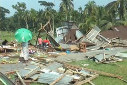ভোলায় আকস্মিক ঝড়ে ক্ষতিগ্রস্ত বাড়িঘর