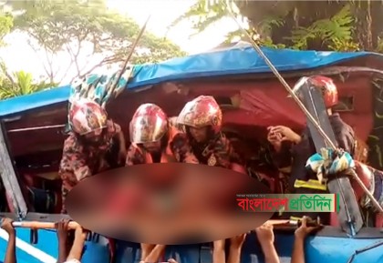 বরিশালে বাস নিয়ন্ত্রণ হারিয়ে গাছের সঙ্গে ধাক্কা; নিহতের সংখ্যা বেড়ে ৯