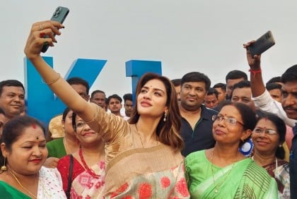নুসরাতের হাত ধরে সেলফি পয়েন্টের উদ্বোধন